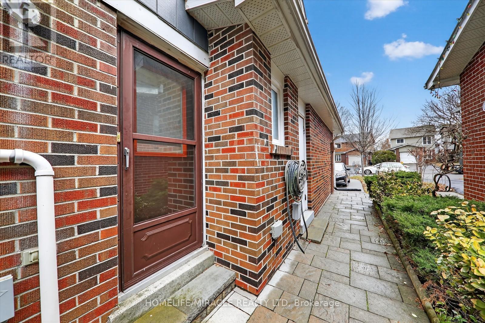 113 Fanshawe Drive, Brampton, Ontario  L6Z 1A8 - Photo 9 - W13118632