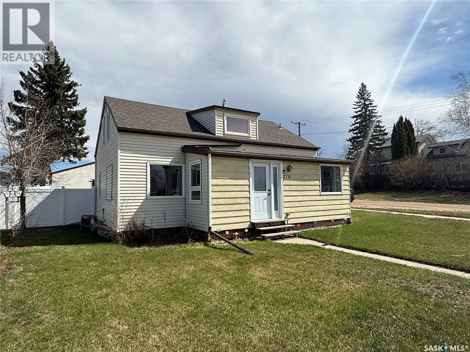 278 8th Avenue E, Melville, Saskatchewan  S0A 2P0 - Photo 1 - SK035648