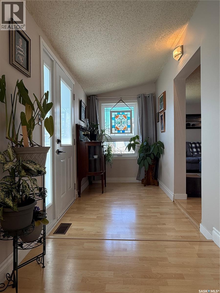 278 8th Avenue E, Melville, Saskatchewan  S0A 2P0 - Photo 2 - SK035648
