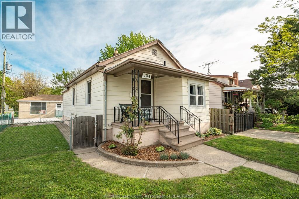 704 CHARLOTTE, Windsor, Ontario