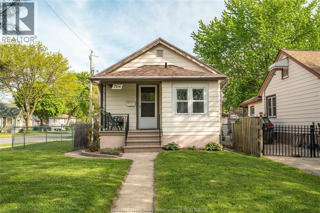 704 Charlotte, Windsor, Ontario  N8X 3A8 - Photo 2 - 26010572