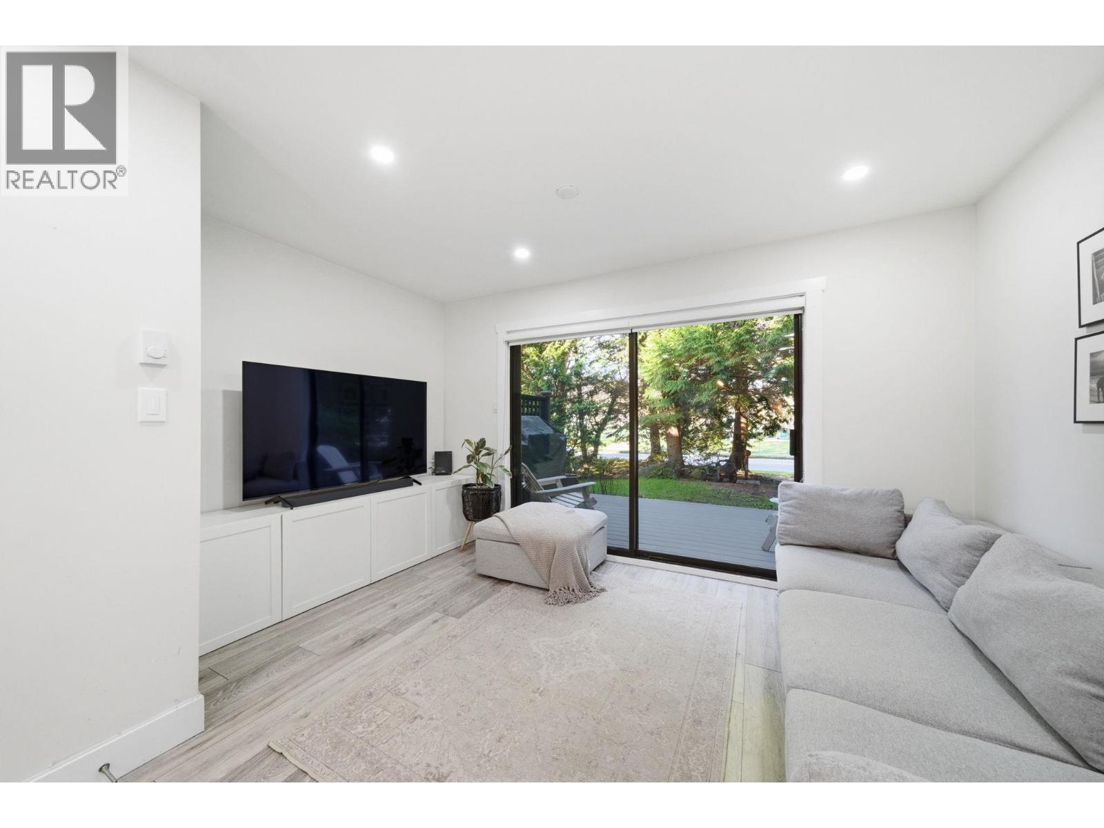 4328 Garden Grove Drive, Burnaby, British Columbia  V5G 4G6 - Photo 5 - R3122753