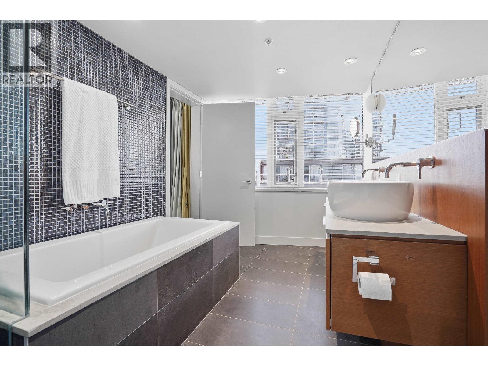 701 1762 Davie Street, Vancouver, British Columbia  V6G 1W2 - Photo 13 - R3122788