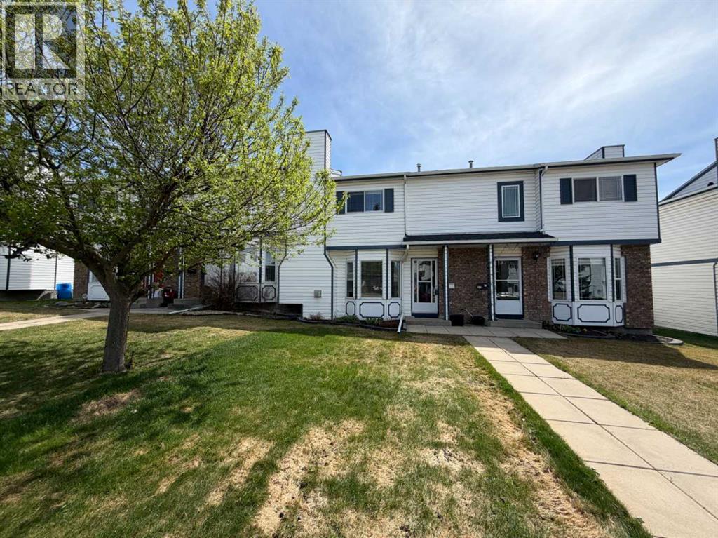 25 Ellenwood Drive, Red Deer, Alberta  T4R 2E1 - Photo 1 - A2310448