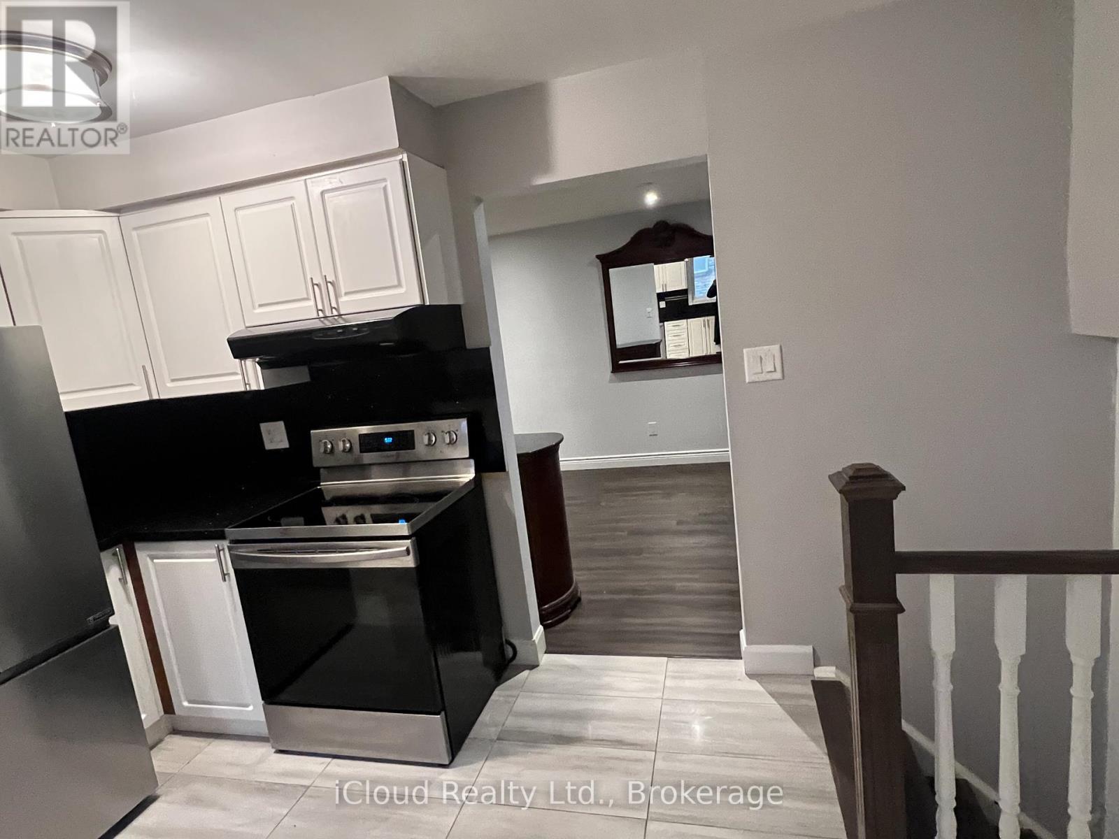 30 Salisbury Circle, Brampton, Ontario  L6V 2Z5 - Photo 5 - W13118814