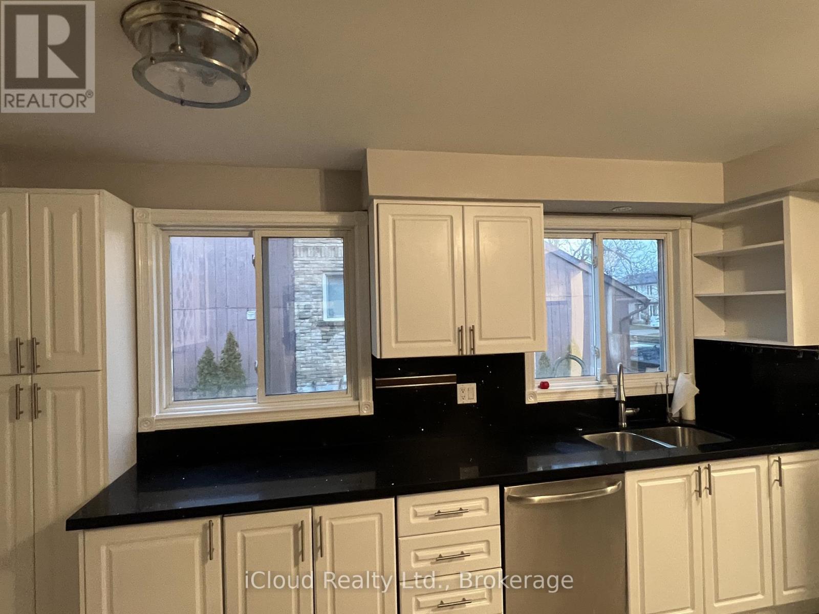 30 Salisbury Circle, Brampton, Ontario  L6V 2Z5 - Photo 8 - W13118814