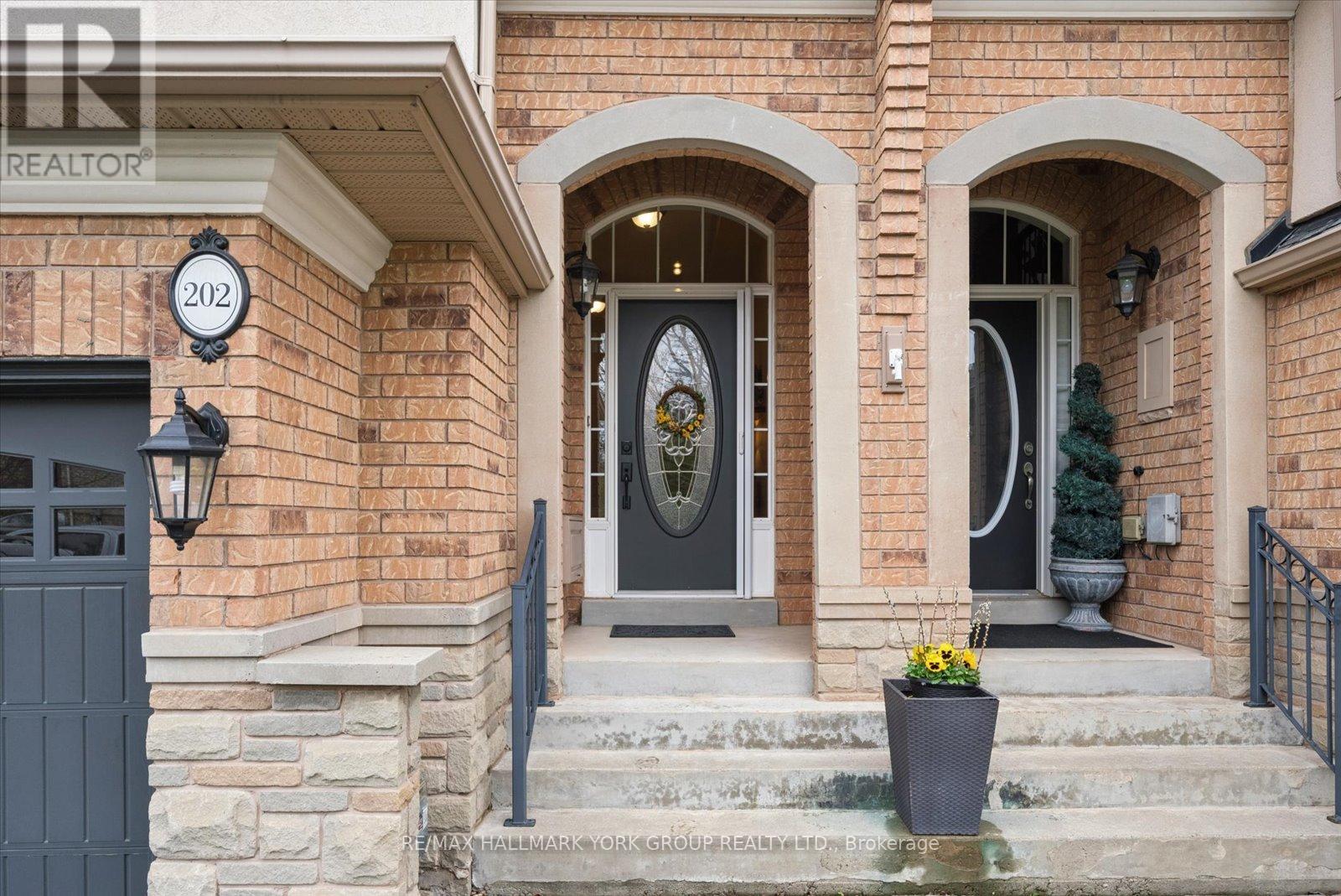 202 Duskywing Way, Oakville, Ontario  L6L 6X4 - Photo 3 - W13118906