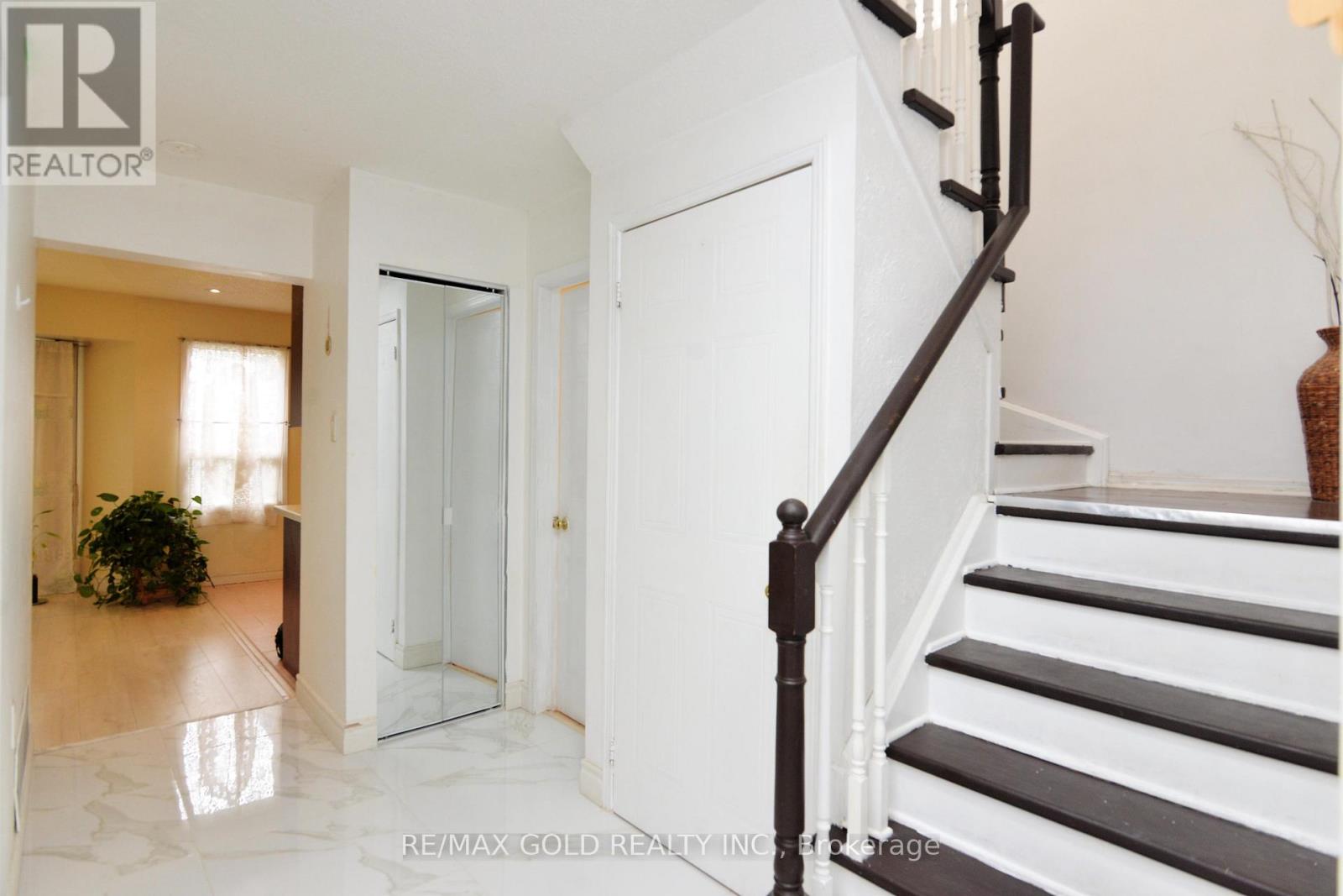 Main/2nd Floor - 9 Ravenswood Drive, Brampton, Ontario  L6Y 3Y5 - Photo 6 - W13119006