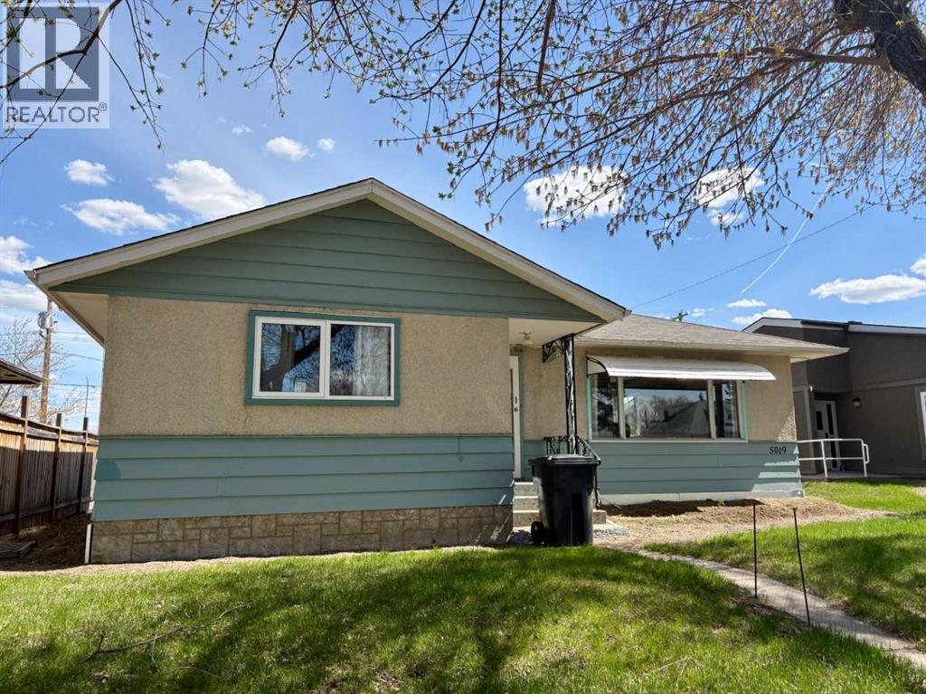 5019 51 Street, Mannville, Alberta  T0B 2W0 - Photo 2 - A2275244