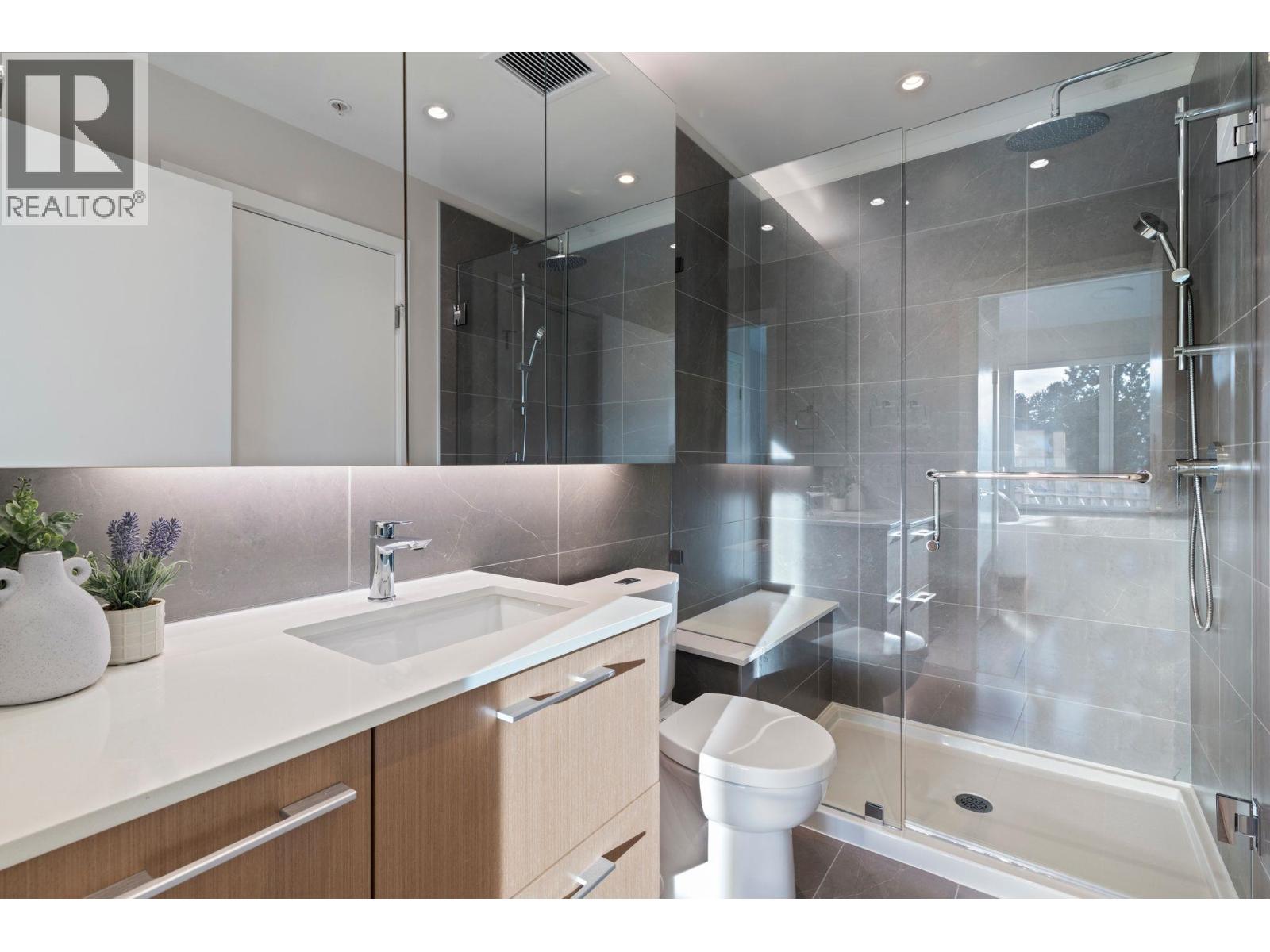 312 110 E 17th Street, North Vancouver, British Columbia  V7L 2V5 - Photo 17 - R3119199
