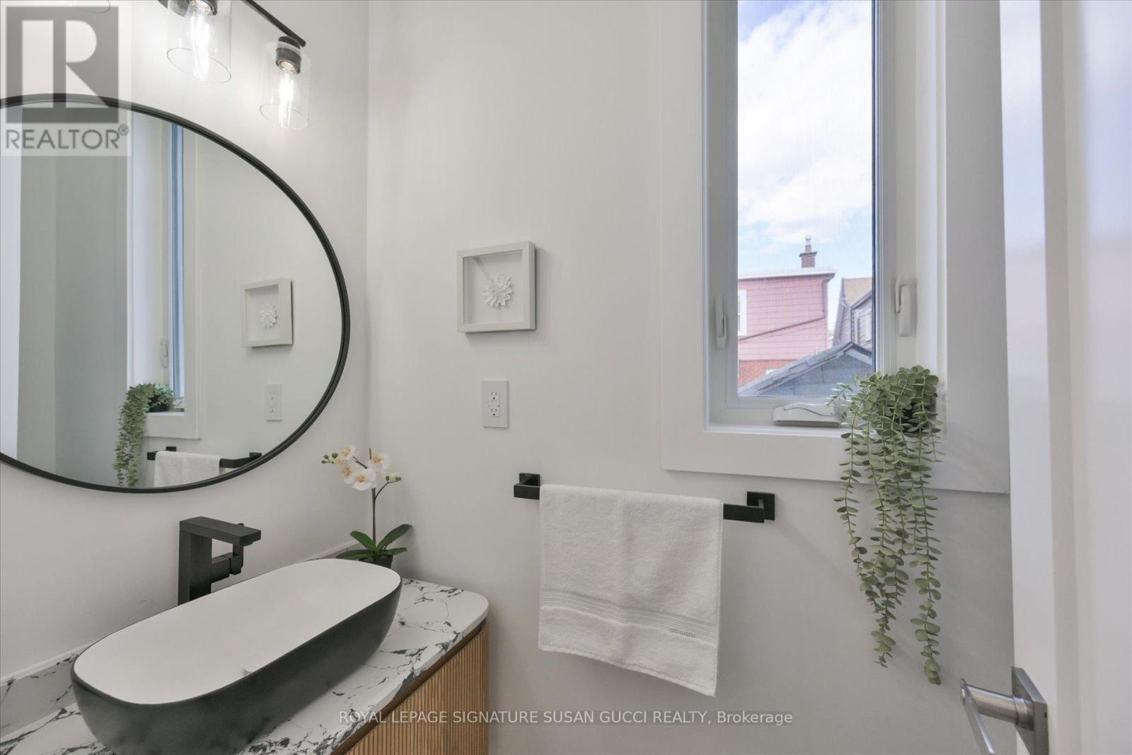 223 Queensdale Avenue, Toronto, Ontario  M4C 2B1 - Photo 15 - E13119026