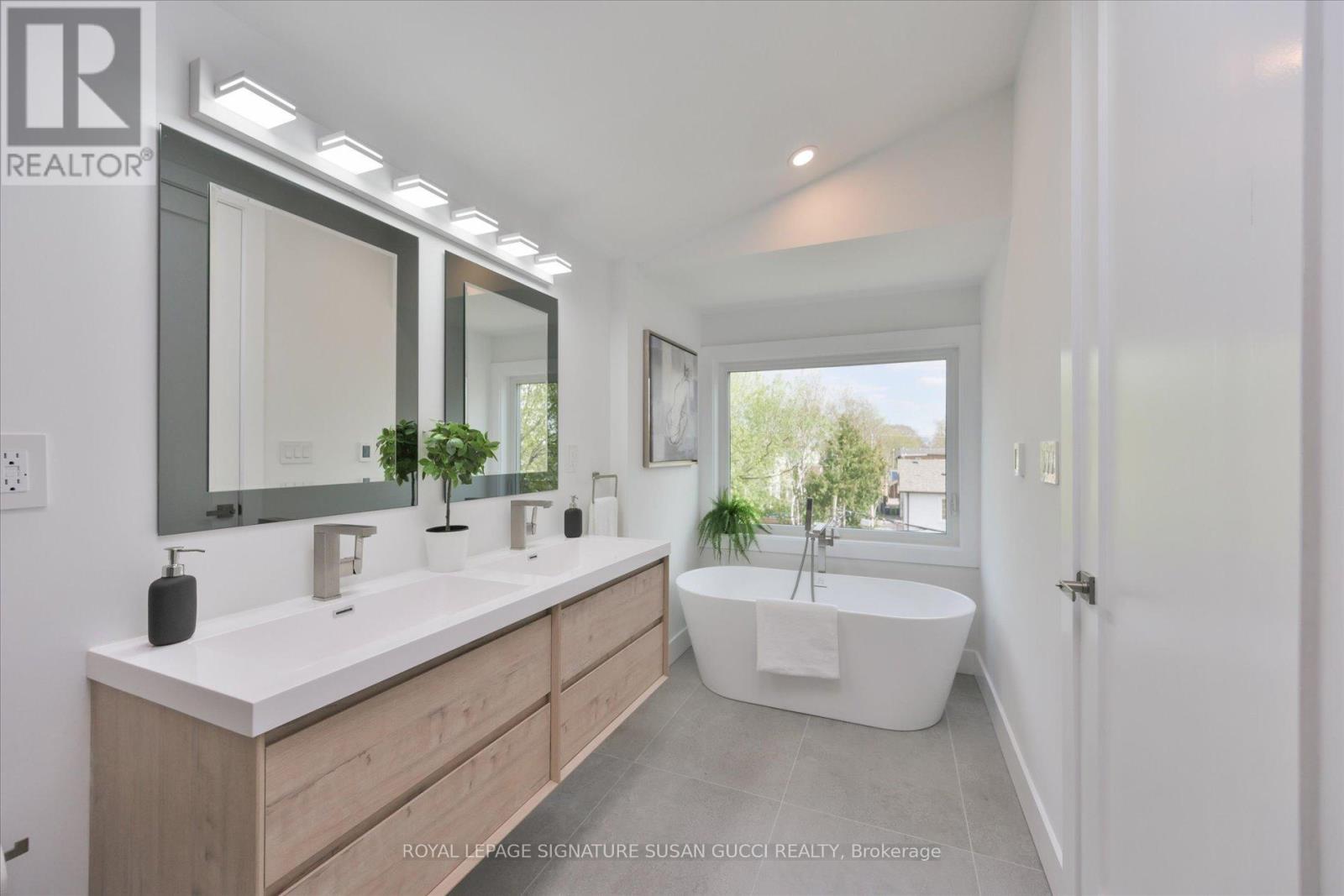 223 Queensdale Avenue, Toronto, Ontario  M4C 2B1 - Photo 18 - E13119026