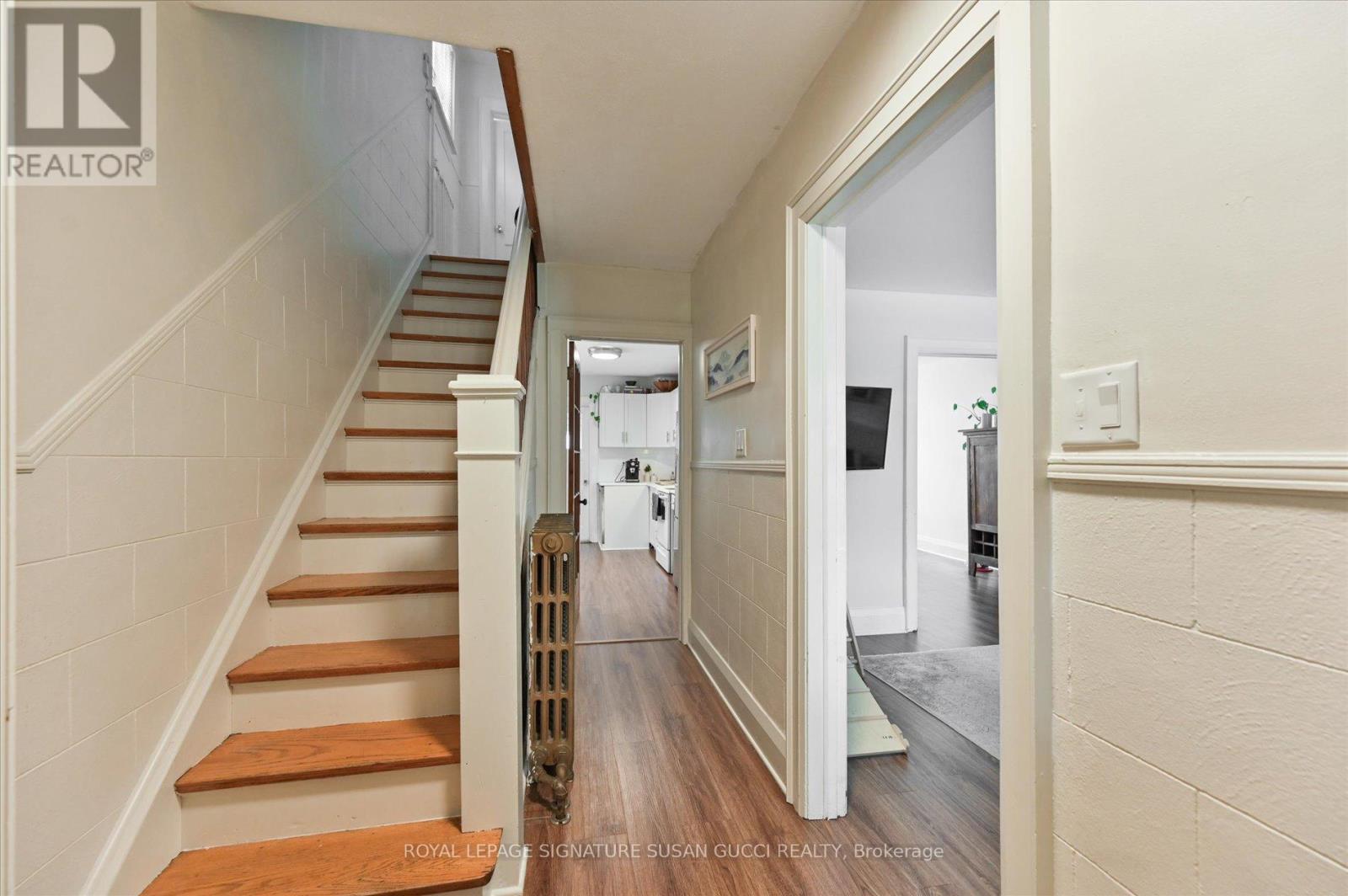 31 Lesmount Avenue, Toronto, Ontario  M4J 3V5 - Photo 4 - E13119118