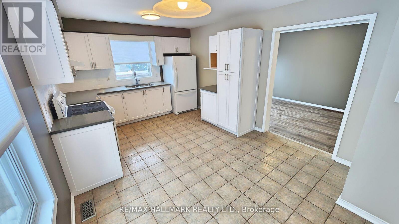 48 Downing Crescent, Barrie, Ontario  L4N 8V6 - Photo 4 - S13119154