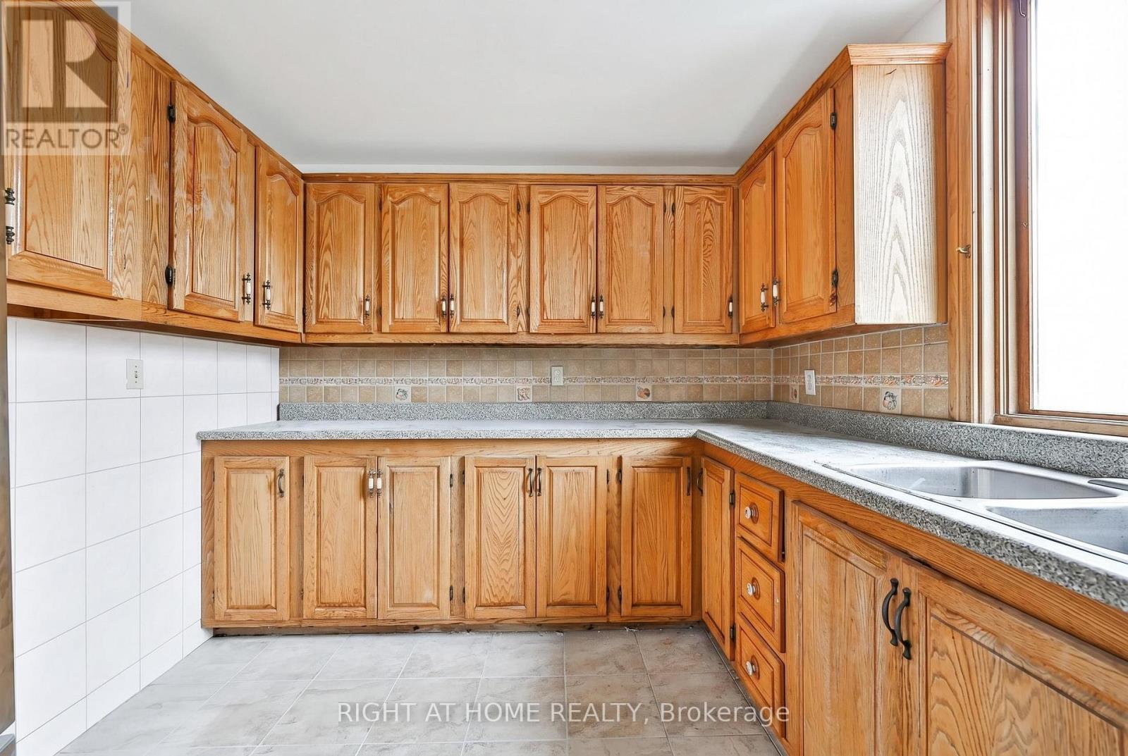 446 Orano Avenue, Mississauga, Ontario  L5G 2B9 - Photo 3 - W13119202