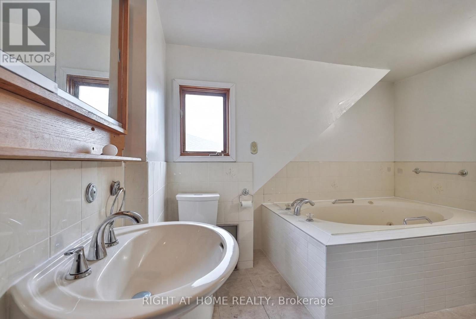 446 Orano Avenue, Mississauga, Ontario  L5G 2B9 - Photo 5 - W13119202