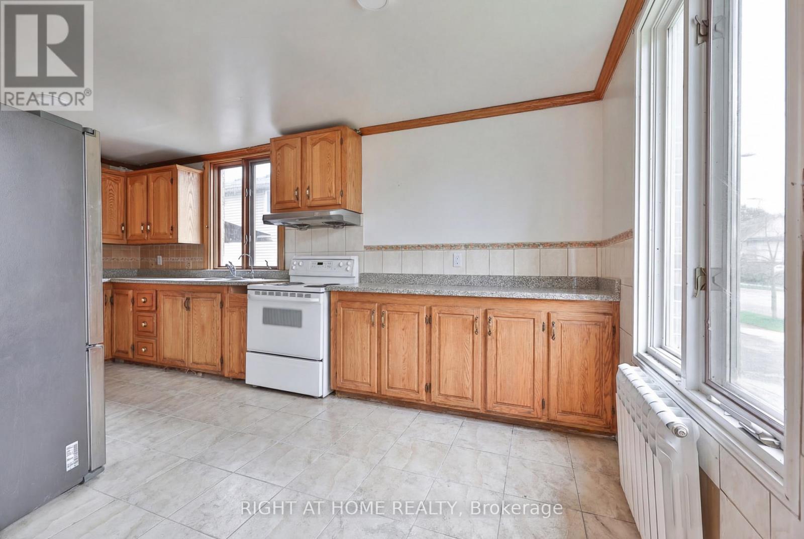 446 Orano Avenue, Mississauga, Ontario  L5G 2B9 - Photo 6 - W13119202