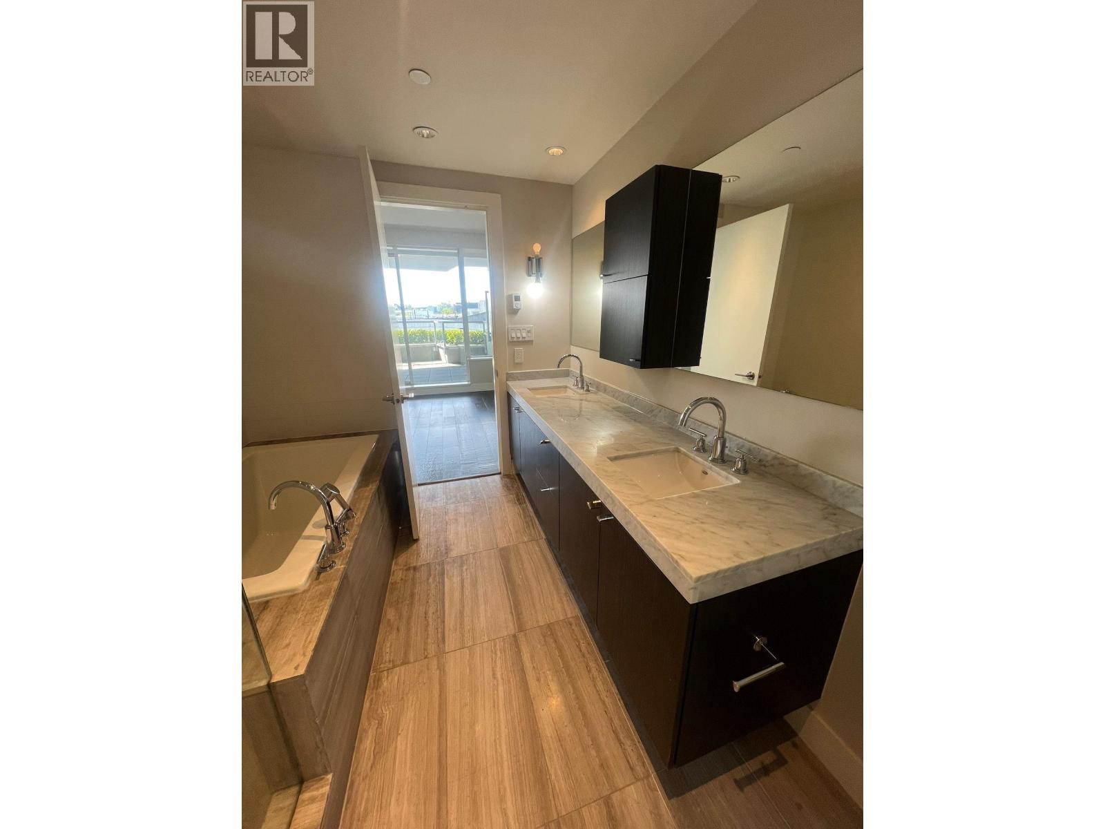 202 866 Arthur Erickson Place, West Vancouver, British Columbia  V7T 0B2 - Photo 2 - R3120416
