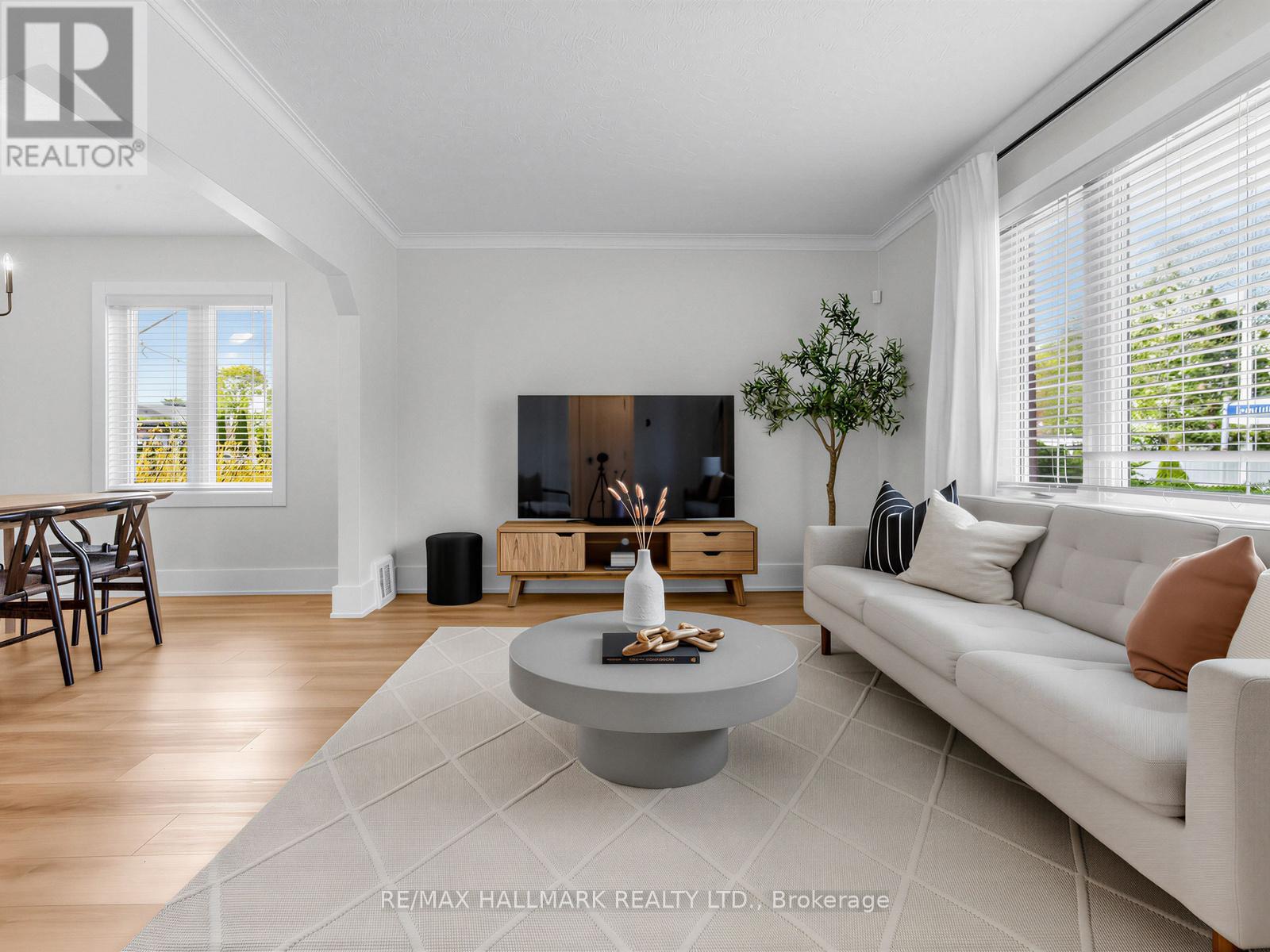 1 Ferncliff Court, Toronto, Ontario  M4B 2M3 - Photo 4 - E13119344