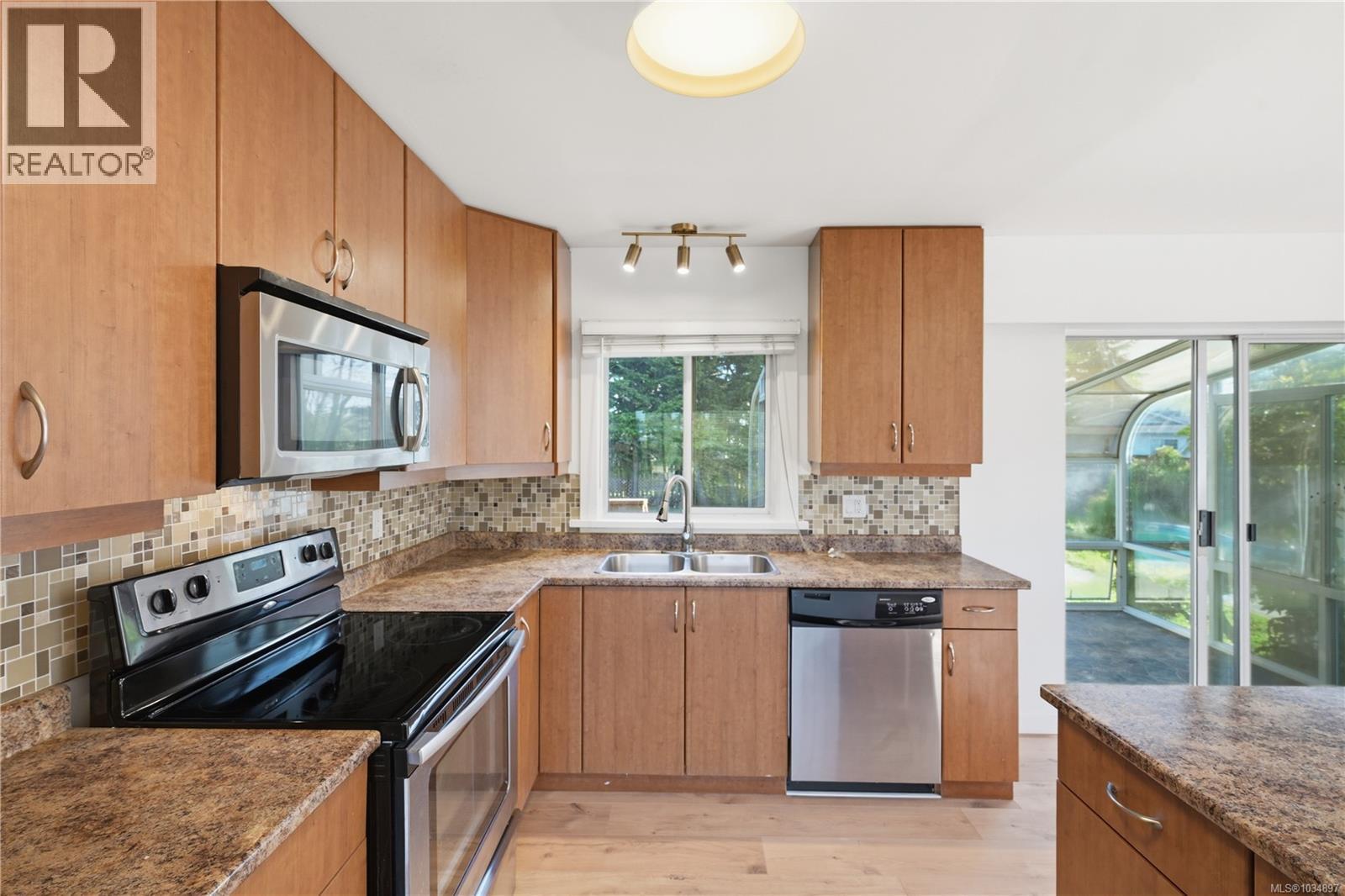 2153 James White Blvd, Sidney, British Columbia  V8L 1Y9 - Photo 8 - 1034897