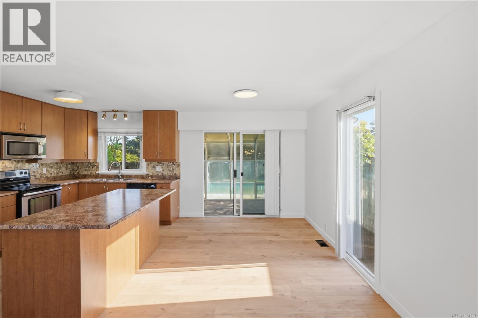2153 James White Blvd, Sidney, British Columbia  V8L 1Y9 - Photo 11 - 1034897