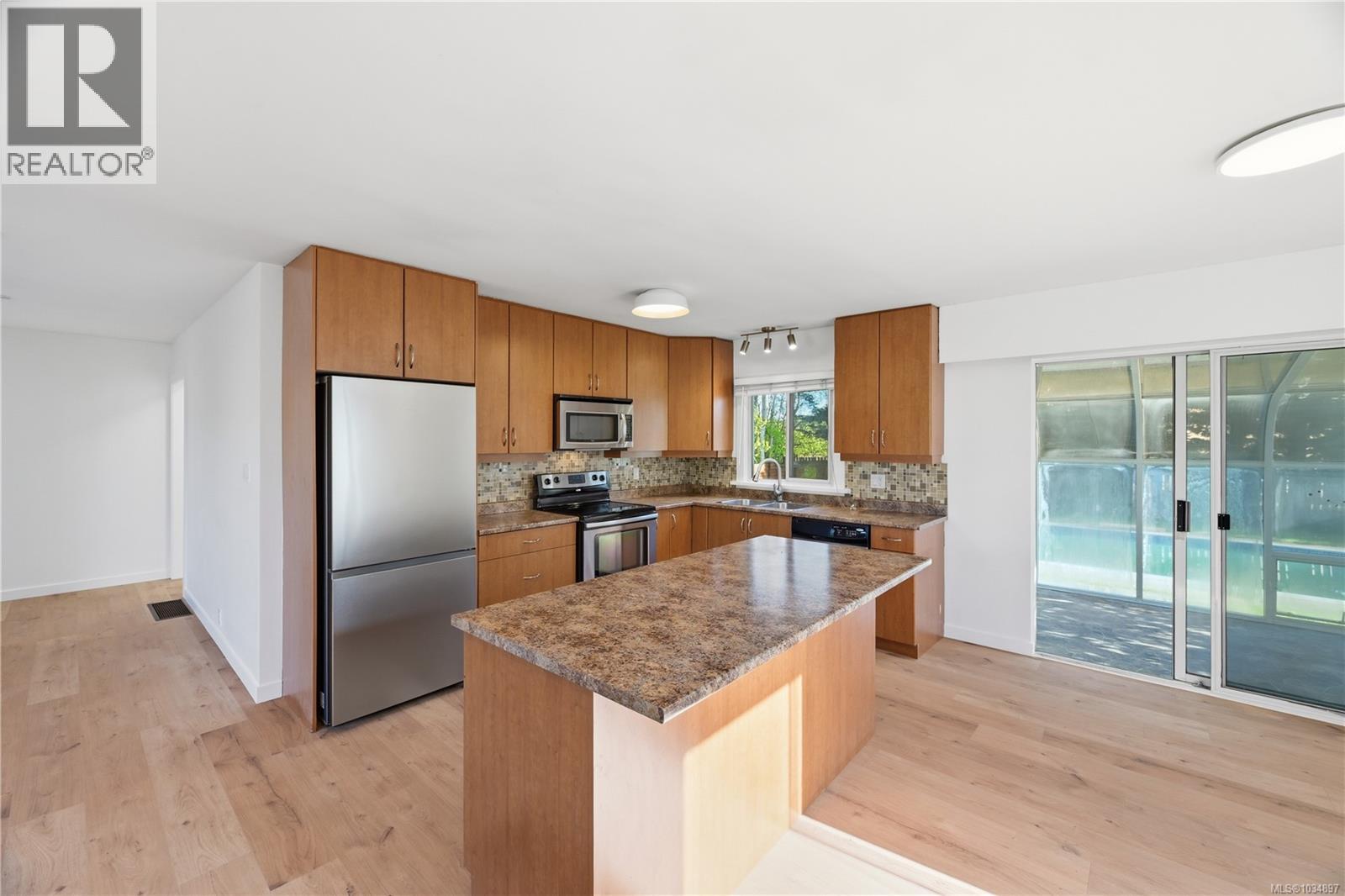 2153 James White Blvd, Sidney, British Columbia  V8L 1Y9 - Photo 6 - 1034897