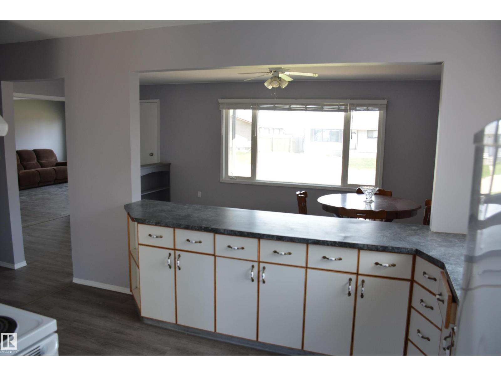 5506 56 St, Barrhead, Alberta  T7N 1C6 - Photo 9 - E4474397