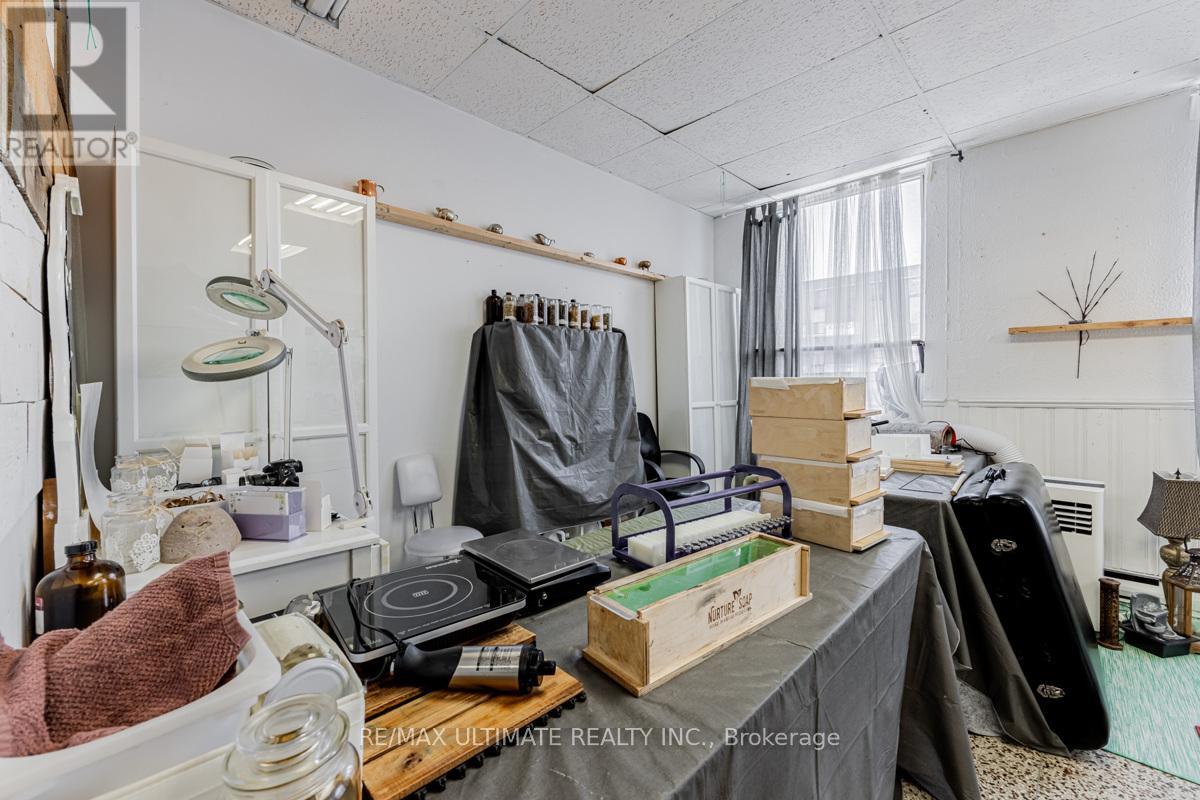 2nd Fl - 617a Bloor Street W, Toronto, Ontario  M6G 1K8 - Photo 17 - C13119434
