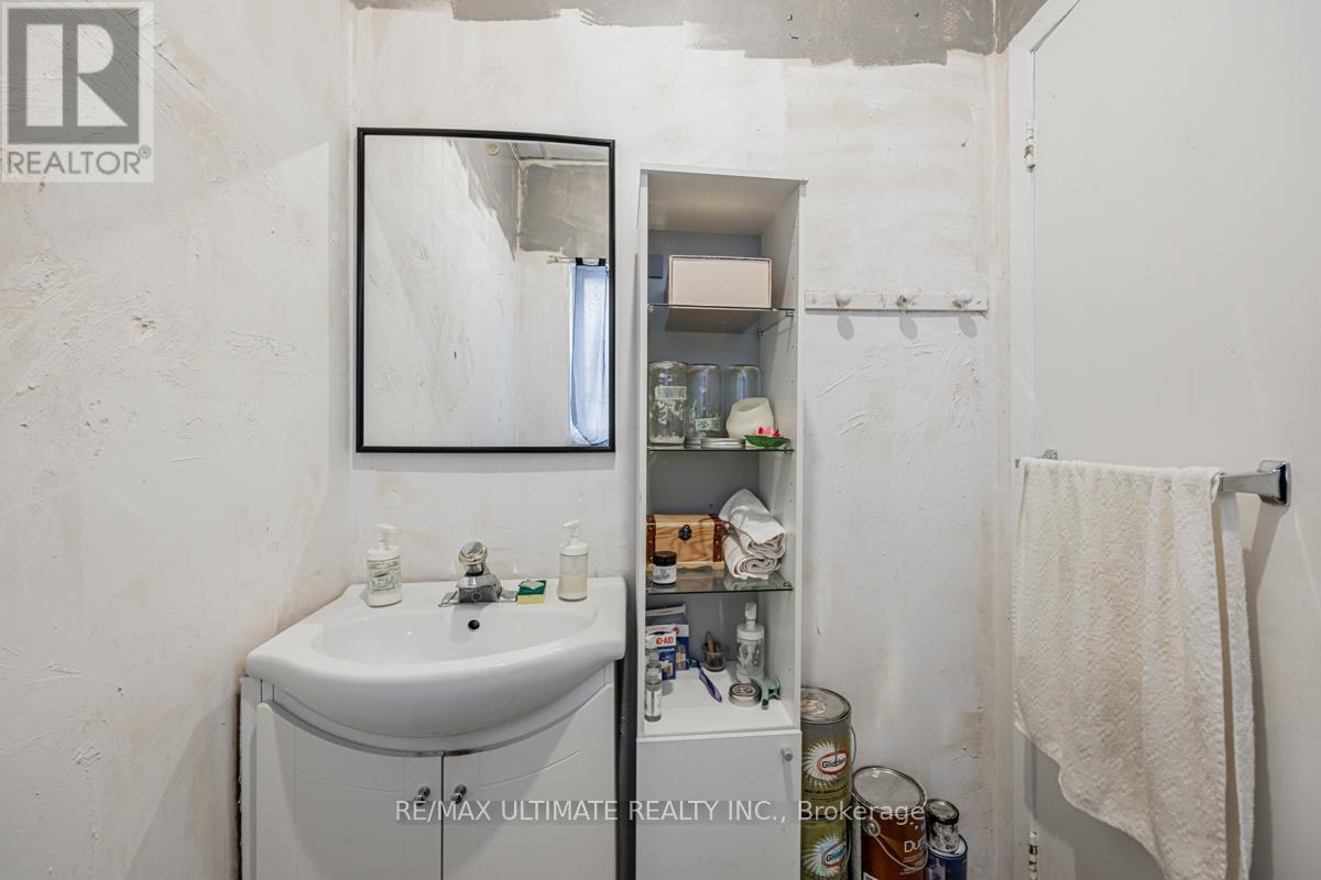 2nd Fl - 617a Bloor Street W, Toronto, Ontario  M6G 1K8 - Photo 21 - C13119434