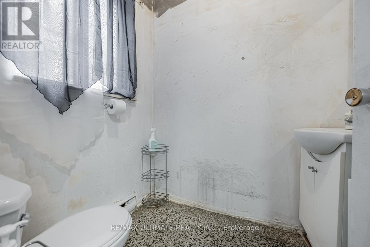 2nd Fl - 617a Bloor Street W, Toronto, Ontario  M6G 1K8 - Photo 22 - C13119434