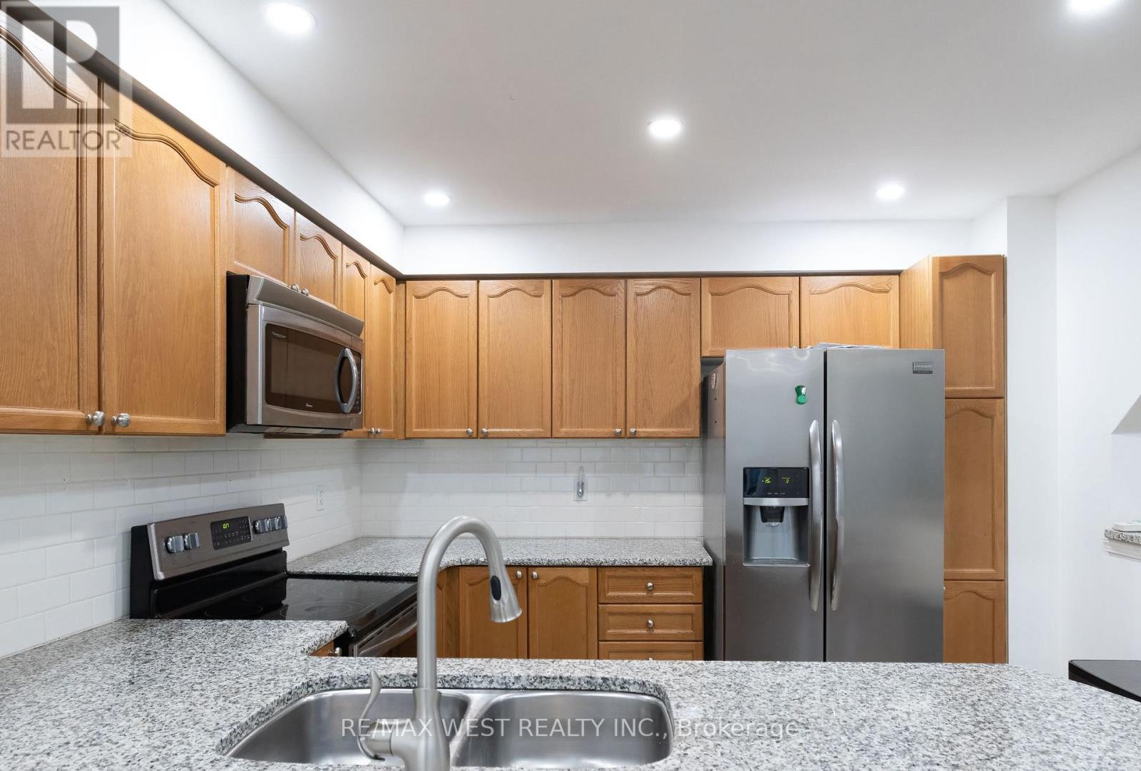 17 Thornharrold Street, Ajax, Ontario  L1S 0B5 - Photo 7 - E13119364