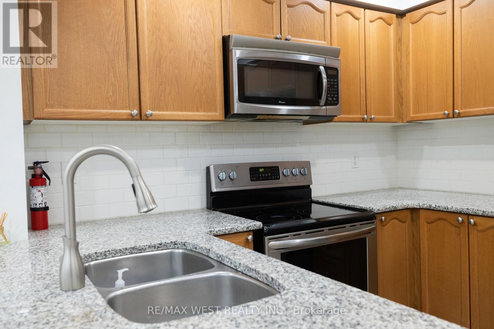 17 Thornharrold Street, Ajax, Ontario  L1S 0B5 - Photo 8 - E13119364