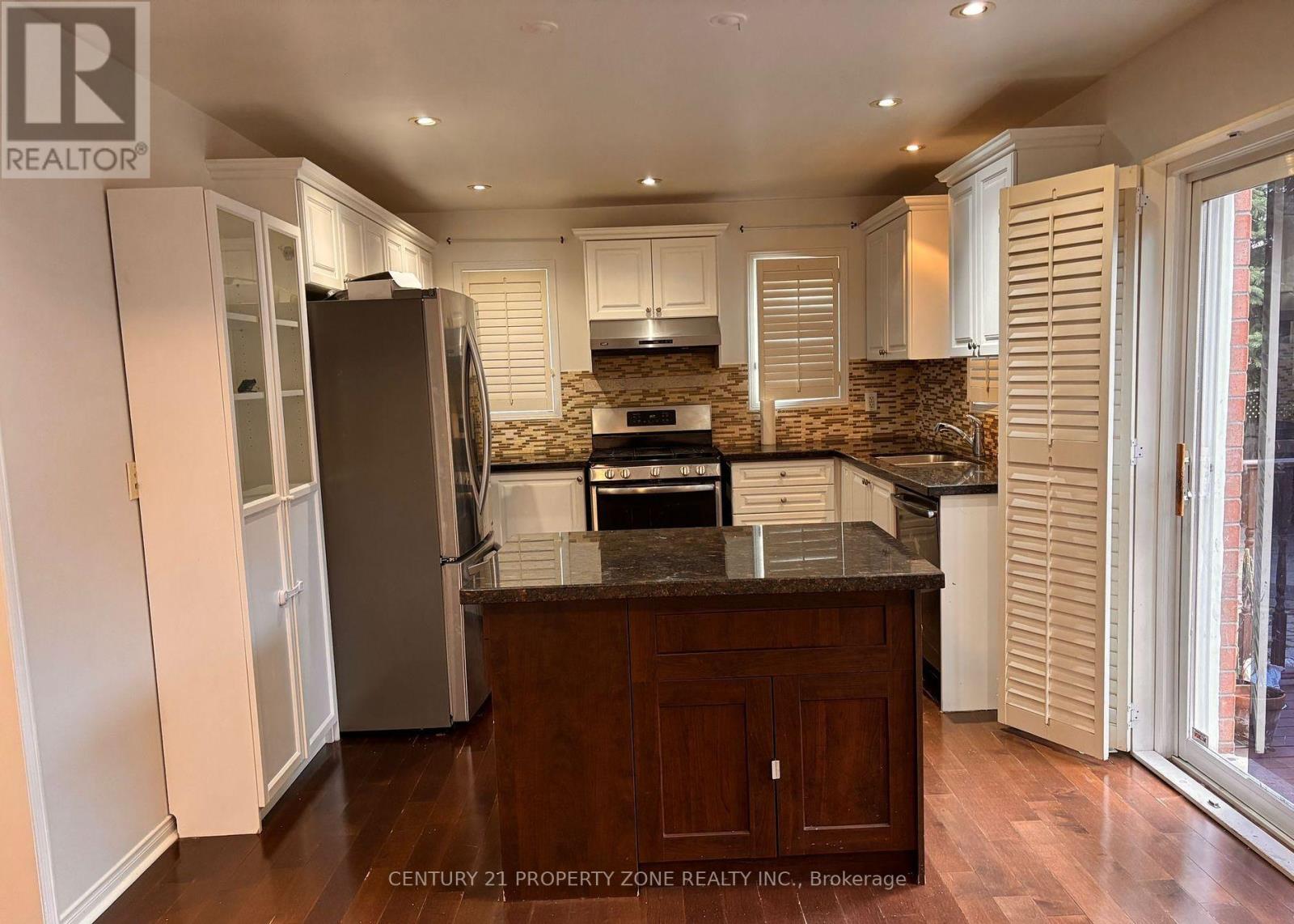 2201 Crestmont Drive, Oakville, Ontario  L6M 5A7 - Photo 4 - W13119444
