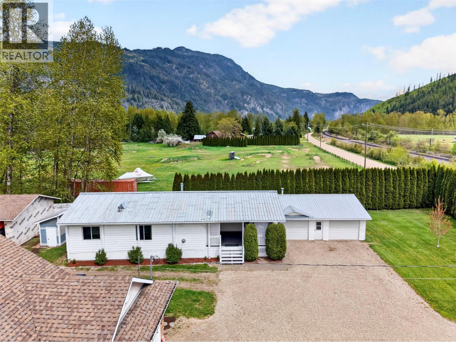 2069 Solsqua Road, Sicamous, British Columbia  V0E 2V5 - Photo 9 - 10385434