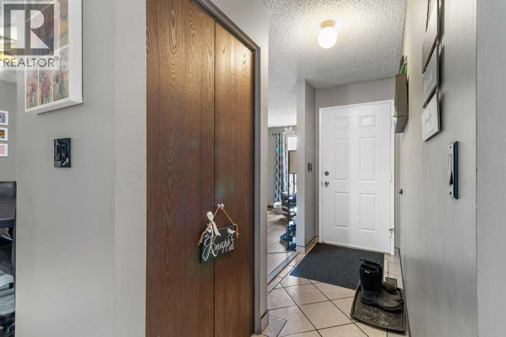 10 Chappel Drive, Red Deer, Alberta  T4P 2R8 - Photo 4 - A2301137
