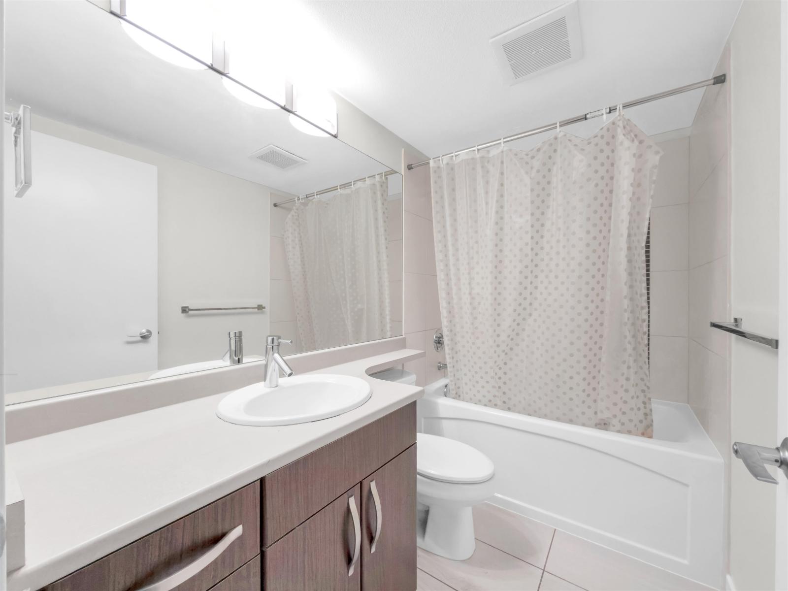 211 13555 Gateway Drive, Surrey, British Columbia  V3T 0B5 - Photo 15 - R3121711