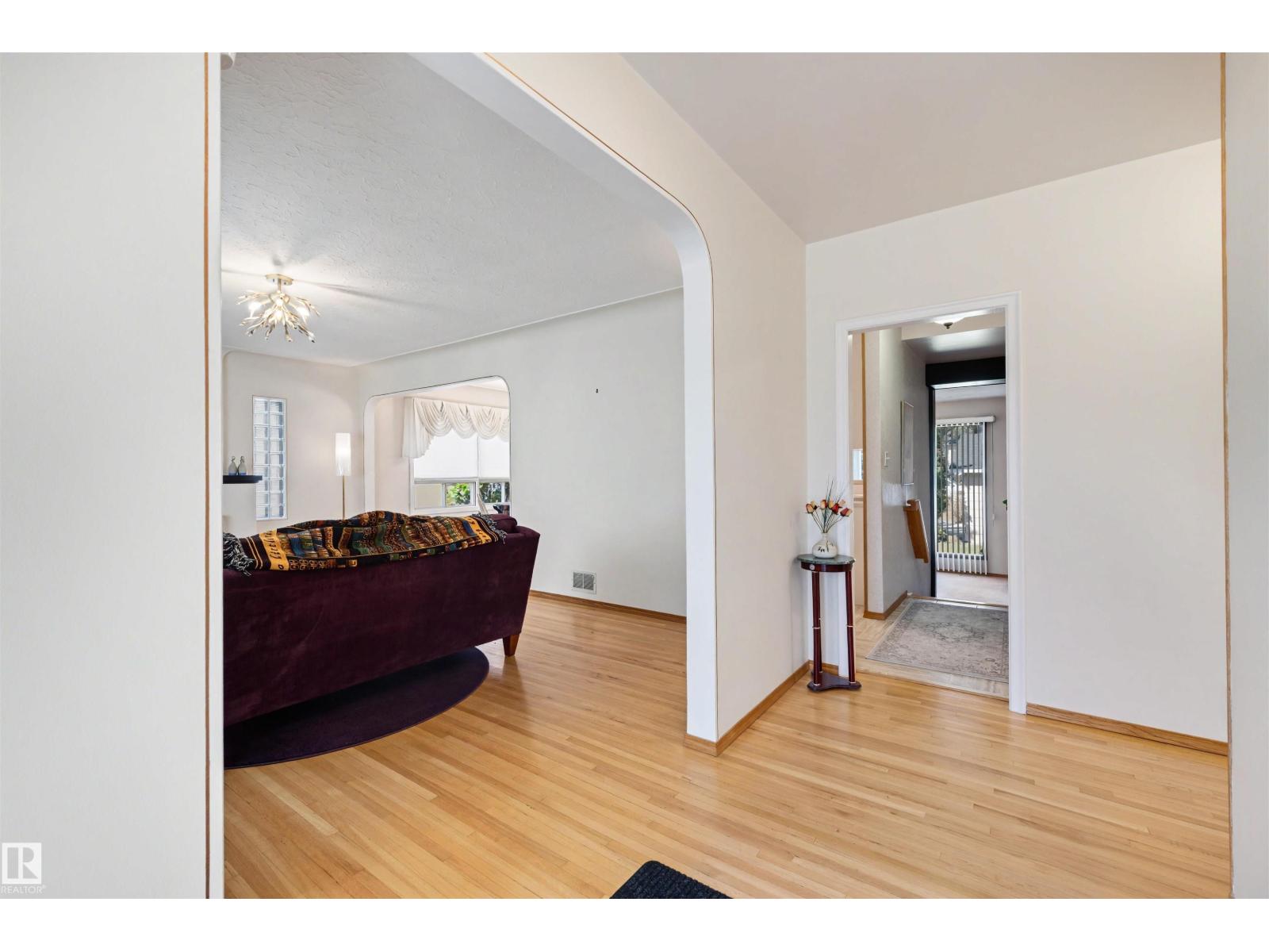 9602 85 Street Nw, Edmonton, Alberta  T6C 3E2 - Photo 3 - E4487276