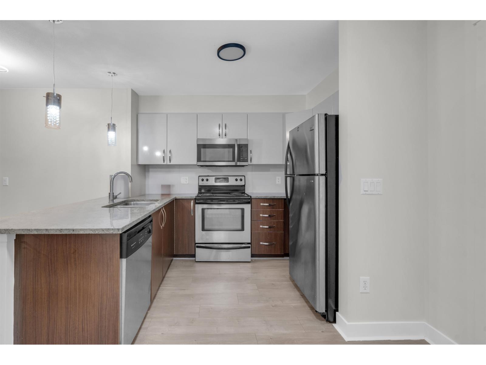 211 13555 Gateway Drive, Surrey, British Columbia  V3T 0B5 - Photo 7 - R3121711