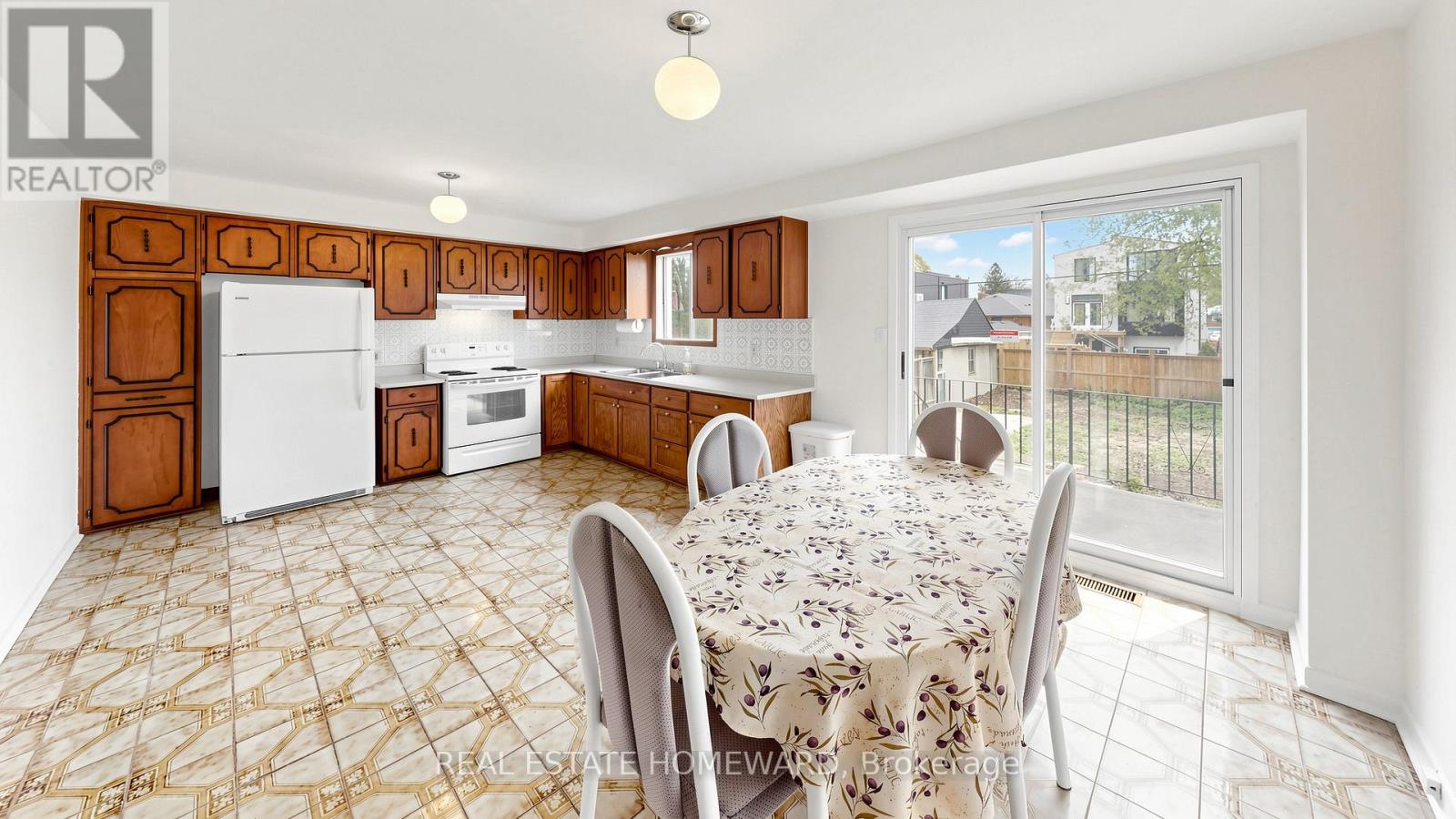 349 Monarch Park Avenue, Toronto, Ontario  M4J 4T4 - Photo 15 - E13114968