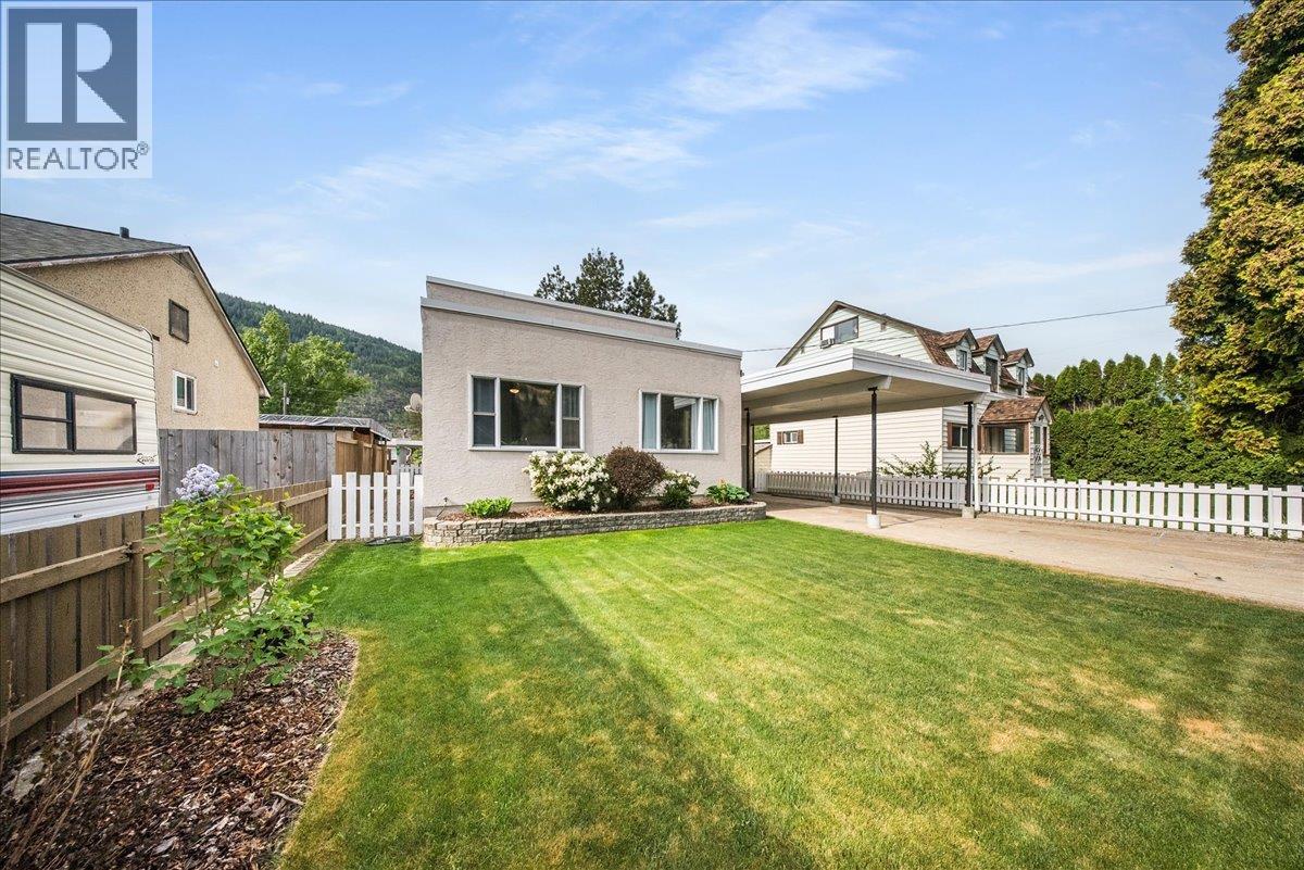 2120 Sixth Avenue, Trail, British Columbia  V1R 3B7 - Photo 1 - 10387044