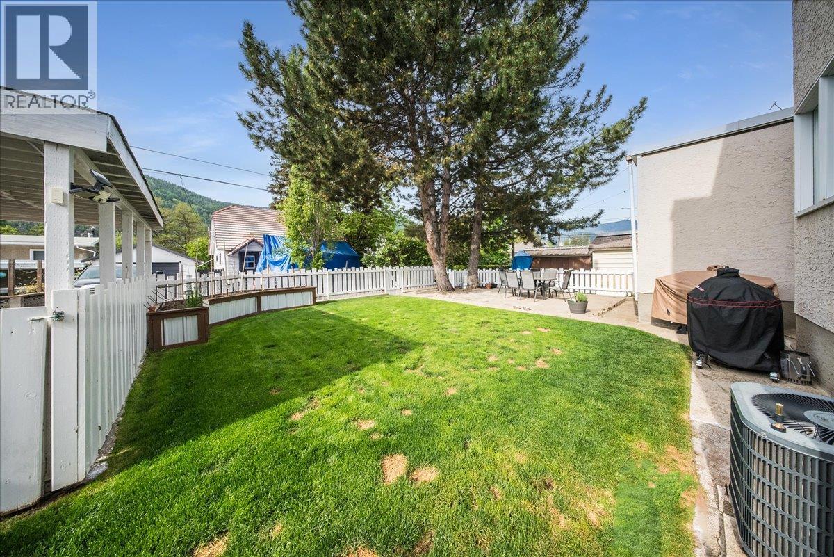 2120 Sixth Avenue, Trail, British Columbia  V1R 3B7 - Photo 38 - 10387044