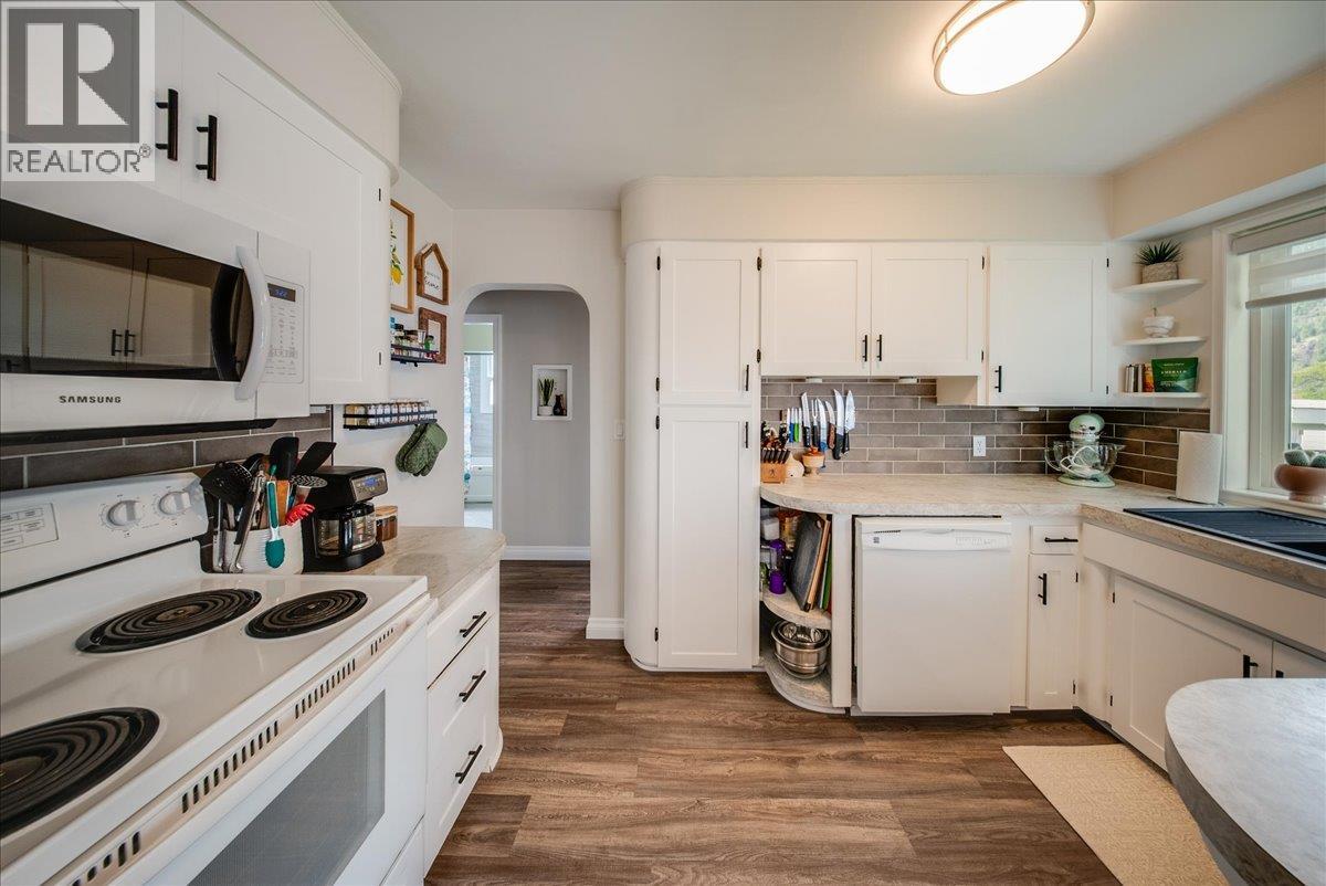 2120 Sixth Avenue, Trail, British Columbia  V1R 3B7 - Photo 5 - 10387044