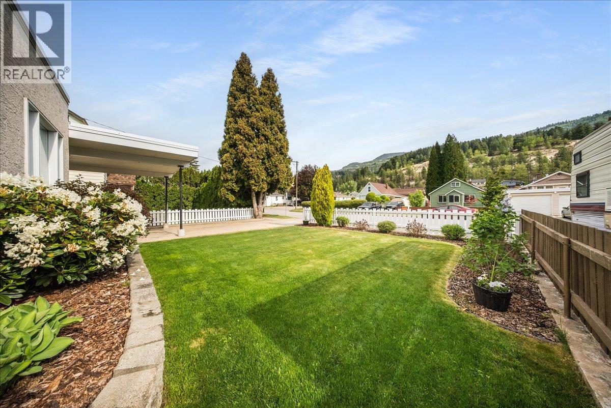 2120 Sixth Avenue, Trail, British Columbia  V1R 3B7 - Photo 39 - 10387044