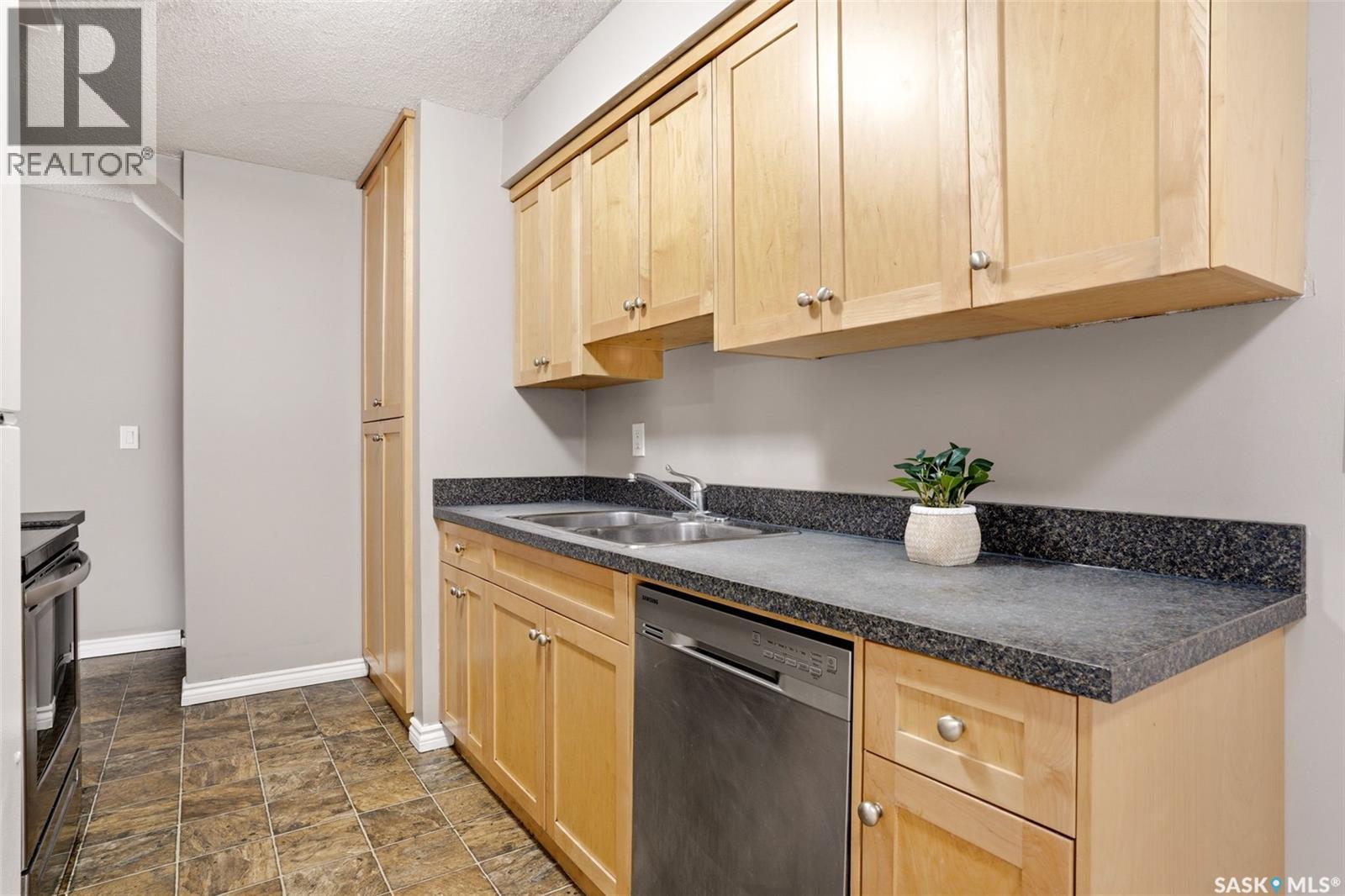 4176 Castle Road, Regina, Saskatchewan  S4S 6A4 - Photo 8 - SK035781