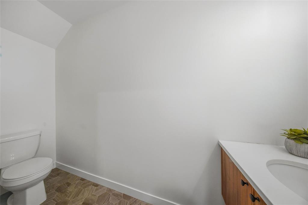 166 Romance Lane, Winnipeg, Manitoba  R2C 5S2 - Photo 3 - 202610131