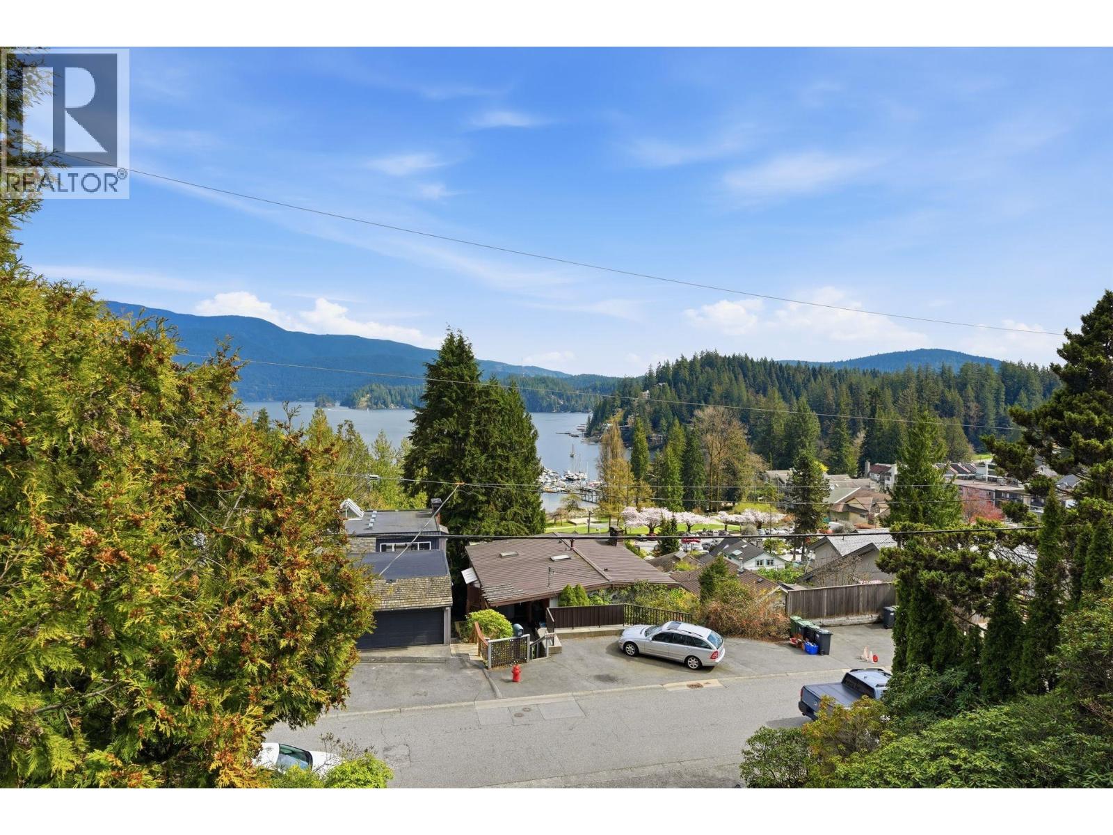 2341 Caledonia Avenue, North Vancouver, British Columbia  V7G 1T8 - Photo 4 - R3105668