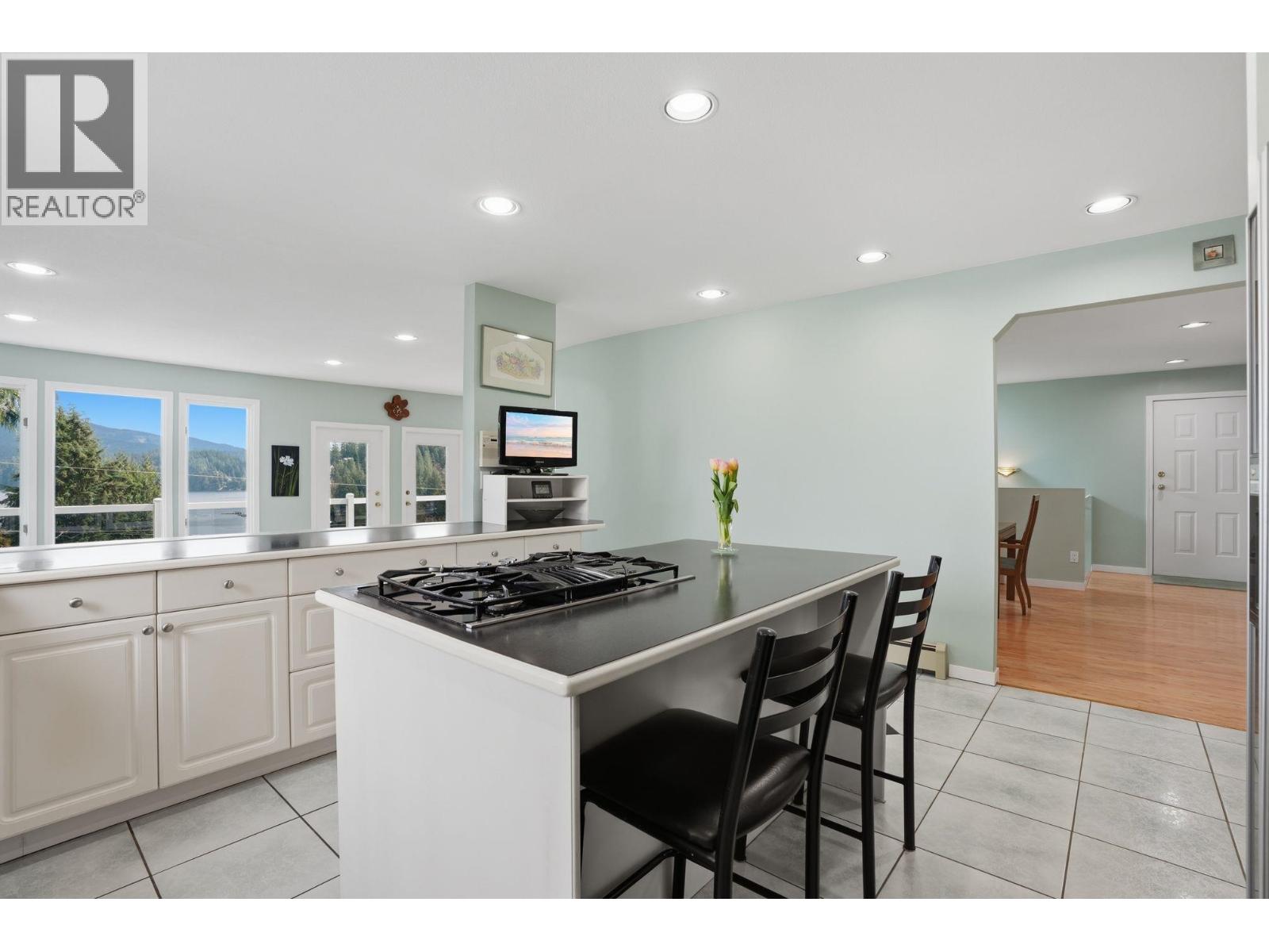 2341 Caledonia Avenue, North Vancouver, British Columbia  V7G 1T8 - Photo 14 - R3105668