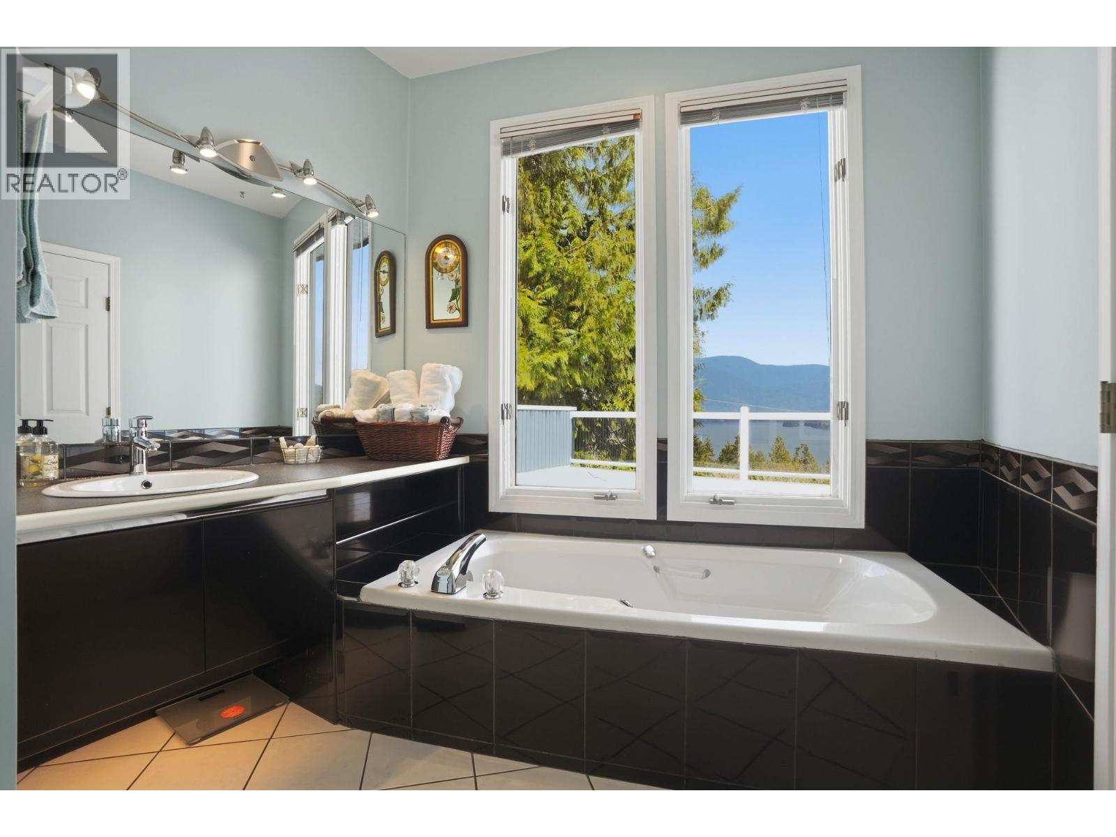2341 Caledonia Avenue, North Vancouver, British Columbia  V7G 1T8 - Photo 31 - R3105668