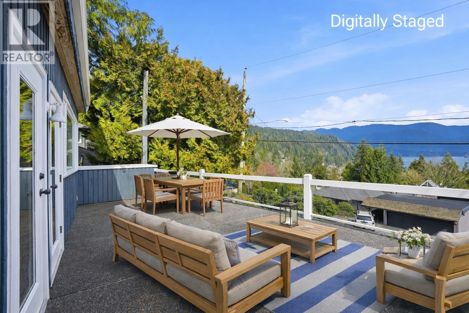 2341 Caledonia Avenue, North Vancouver, British Columbia  V7G 1T8 - Photo 2 - R3105668