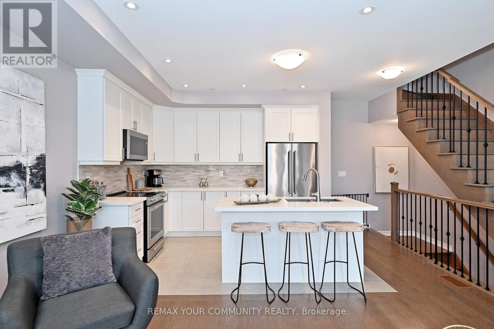 39 Blackpool Lane, East Gwillimbury, Ontario  L9N 0R7 - Photo 2 - N13056230